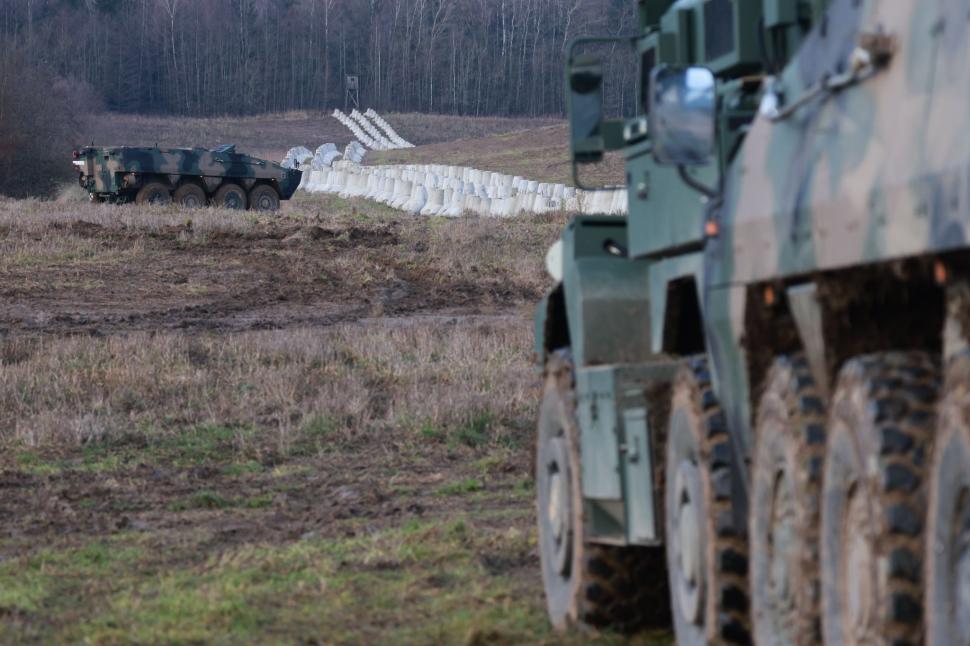 Prima secţiune a „Scutului estic” este gata, anunță Donald Tusk. Cum arată fortificațiile de la graniţa cu Rusia  938383
