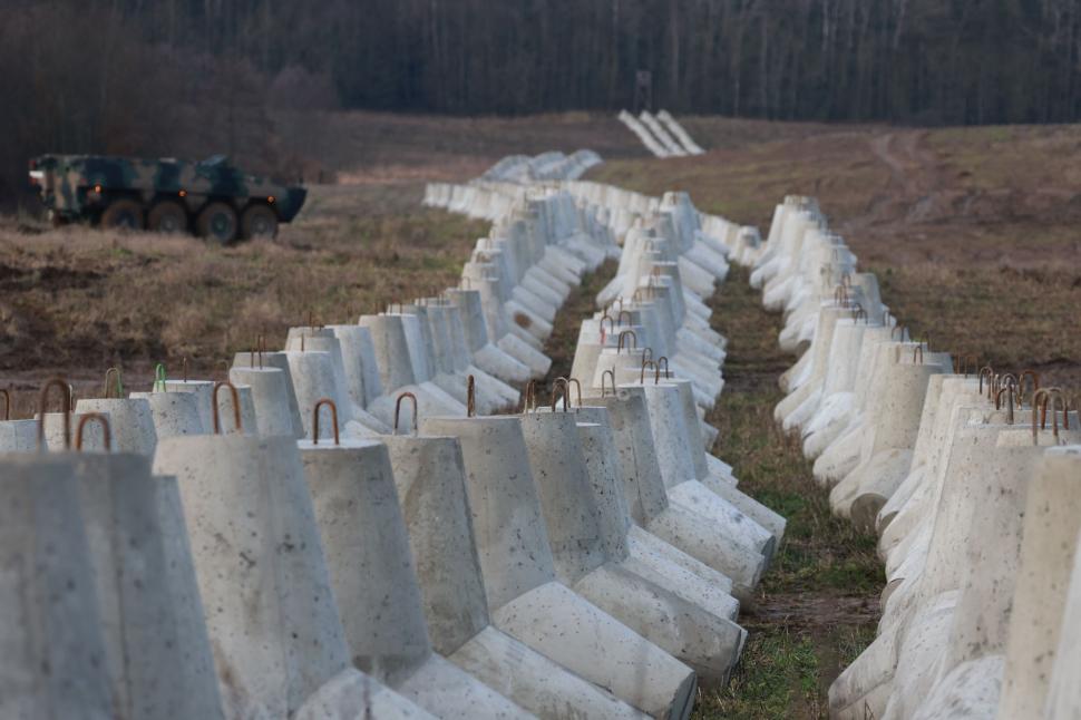 Prima secţiune a „Scutului estic” este gata, anunță Donald Tusk. Cum arată fortificațiile de la graniţa cu Rusia  938384