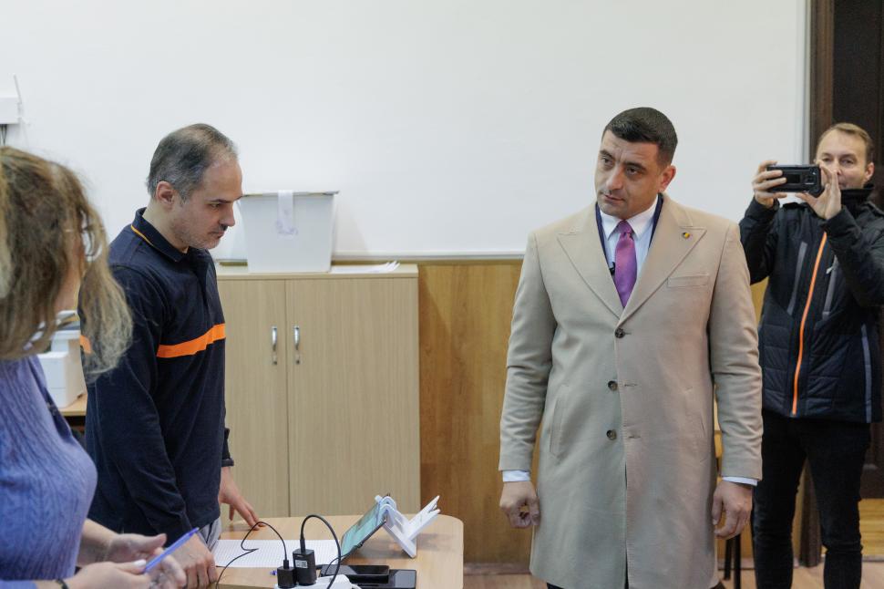 Ce nu s-a văzut la televizor în ziua cea mai importantă pentru democrație. Imagini cu liderii politici la vot: grimase, emoții, nervi 938578