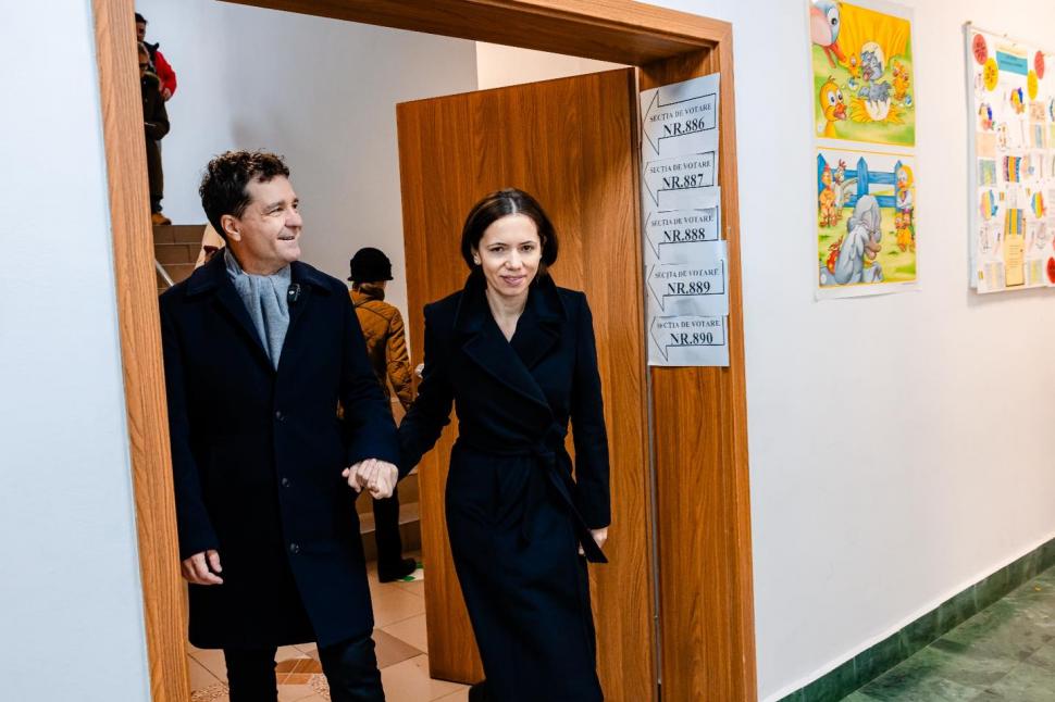 Ce nu s-a văzut la televizor în ziua cea mai importantă pentru democrație. Imagini cu liderii politici la vot: grimase, emoții, nervi 938582