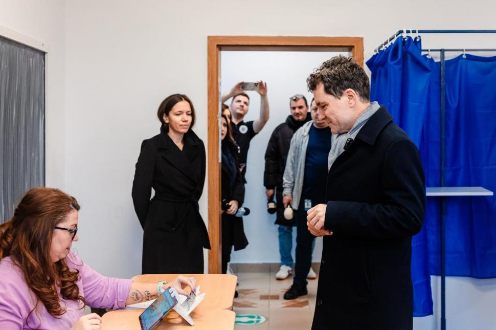 Ce nu s-a văzut la televizor în ziua cea mai importantă pentru democrație. Imagini cu liderii politici la vot: grimase, emoții, nervi 938584