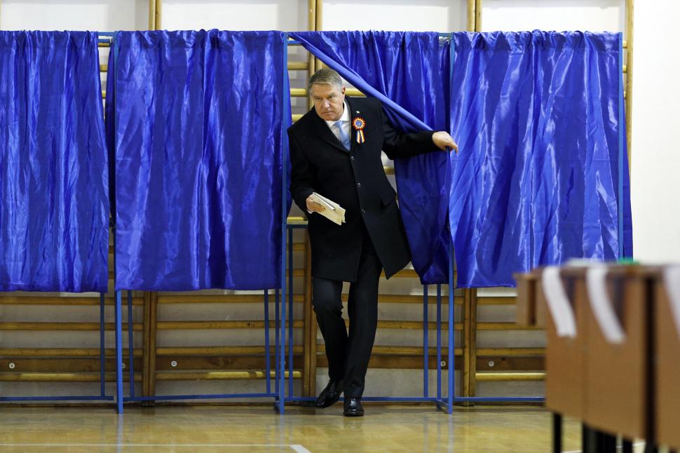 Ce nu s-a văzut la televizor în ziua cea mai importantă pentru democrație. Imagini cu liderii politici la vot: grimase, emoții, nervi 938589