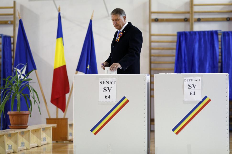 Ce nu s-a văzut la televizor în ziua cea mai importantă pentru democrație. Imagini cu liderii politici la vot: grimase, emoții, nervi 938592