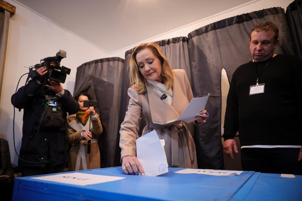 Ce nu s-a văzut la televizor în ziua cea mai importantă pentru democrație. Imagini cu liderii politici la vot: grimase, emoții, nervi 938600