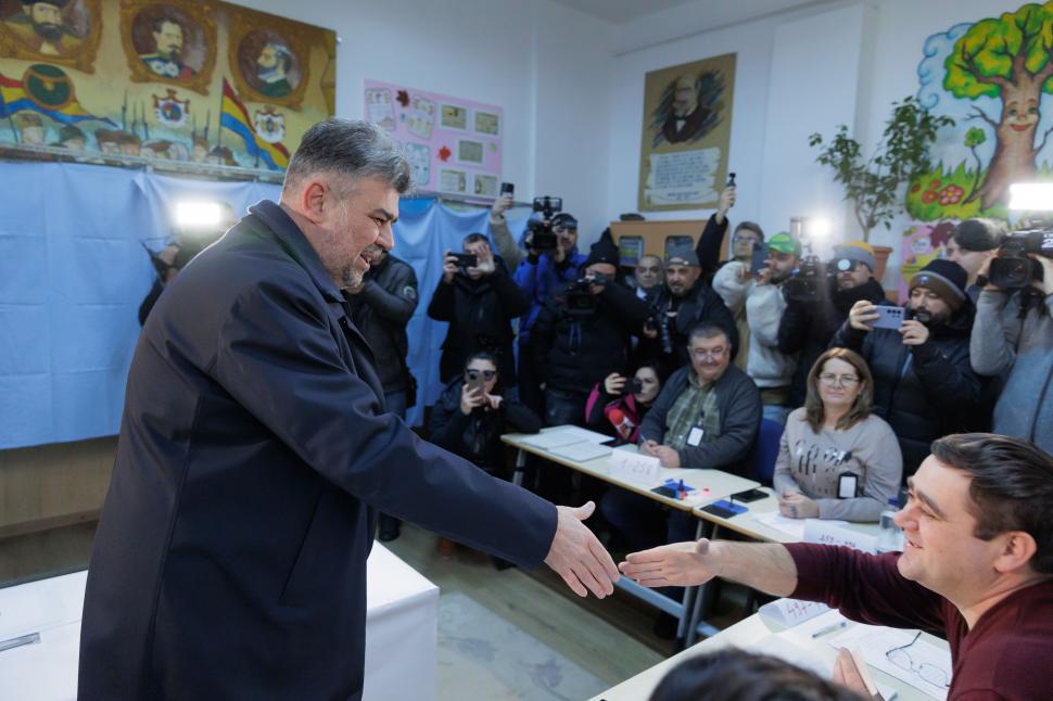 Ce nu s-a văzut la televizor în ziua cea mai importantă pentru democrație. Imagini cu liderii politici la vot: grimase, emoții, nervi 938605