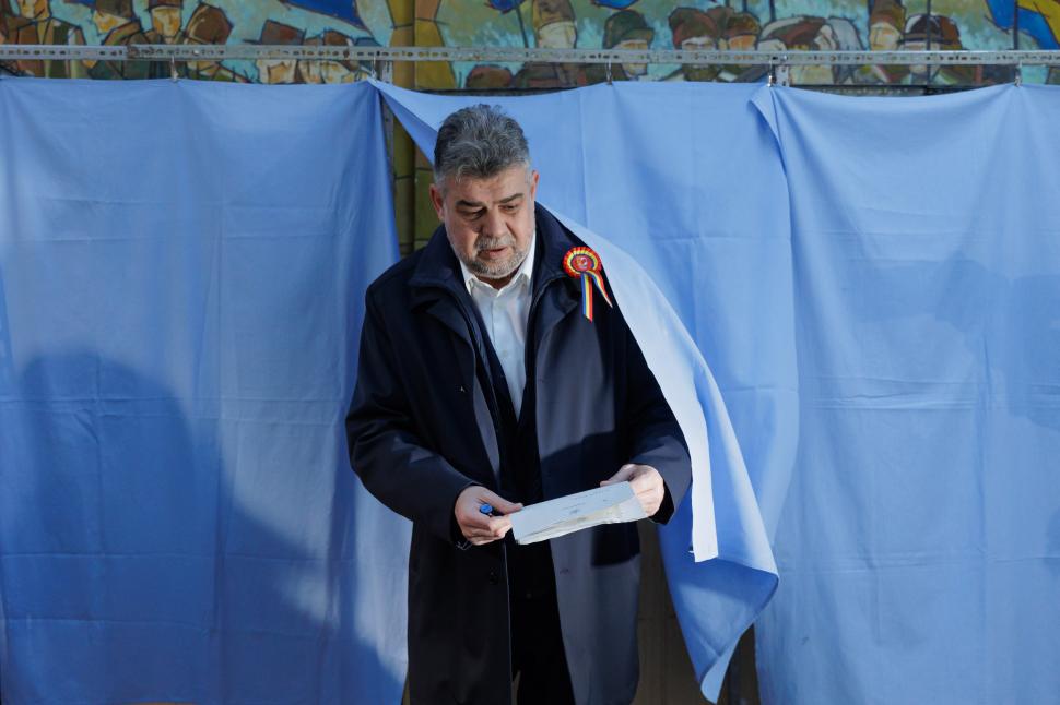 Ce nu s-a văzut la televizor în ziua cea mai importantă pentru democrație. Imagini cu liderii politici la vot: grimase, emoții, nervi 938606