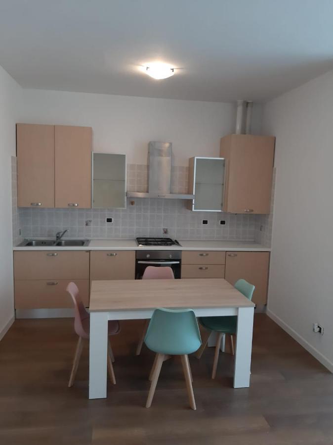 Cum a ajuns o familie de romi stăpână pe un apartament închiriat pe Booking. Nici Poliția nu îi poate da afară 938562