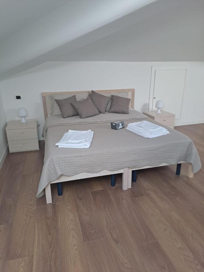 Cum a ajuns o familie de romi stăpână pe un apartament închiriat pe Booking. Nici Poliția nu îi poate da afară 938563