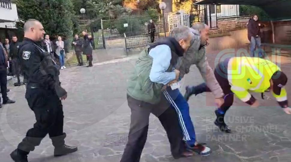 Bătaie la o secție de vot de la Roma. Un bărbat n-a fost lăsat să voteze fără acte și, de nervi, a pus la pământ un paznic 938609