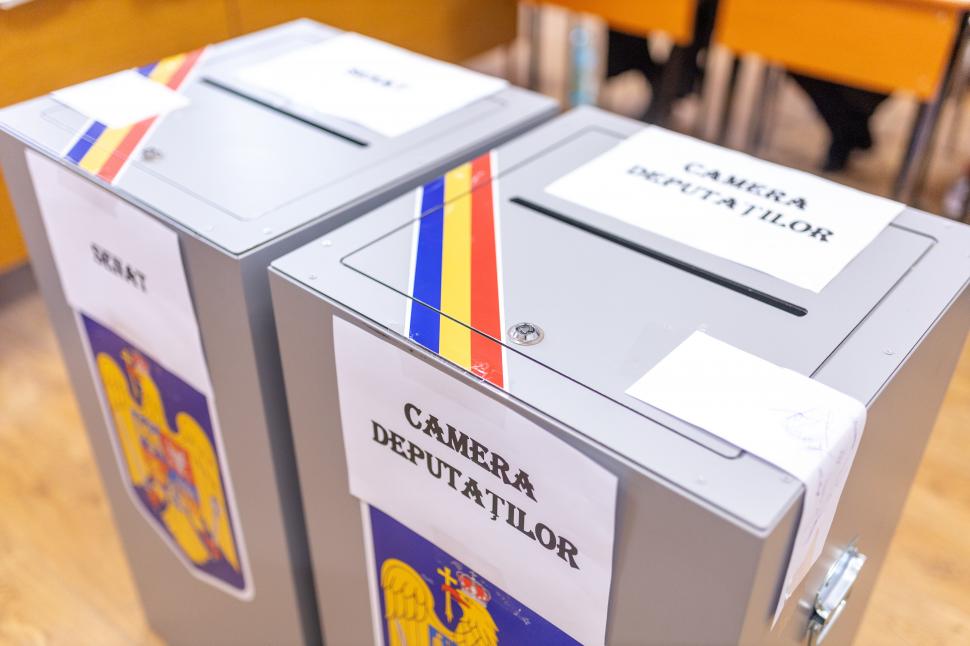 doua urne cu voturi, cu tricolorul, la alegerile parlamentare