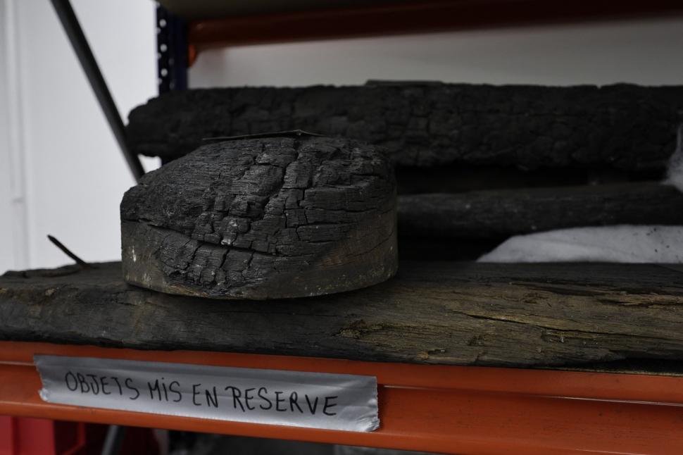 Depozitul misterios de la catedrala Notre Dame. Resturi carbonizate sunt ținute sub pază într-o locație secretă   938834