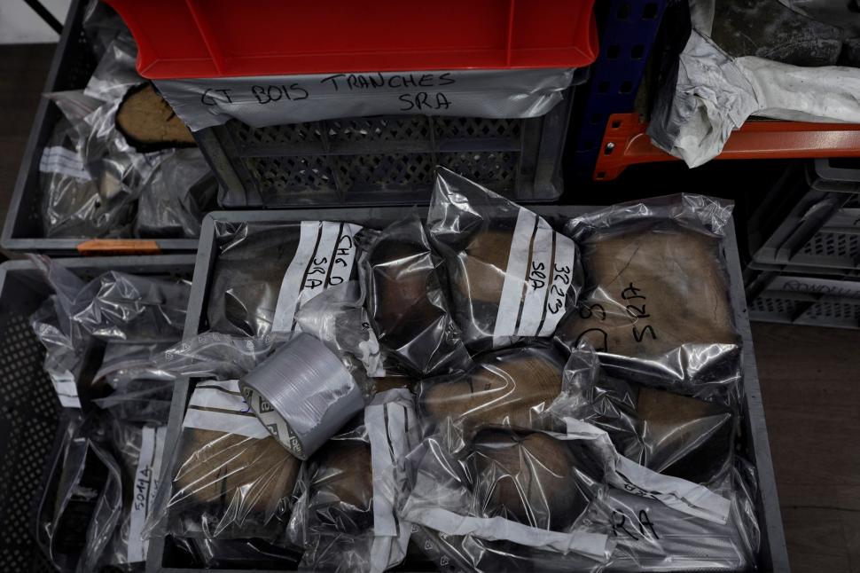 Depozitul misterios de la catedrala Notre Dame. Resturi carbonizate sunt ținute sub pază într-o locație secretă   938838