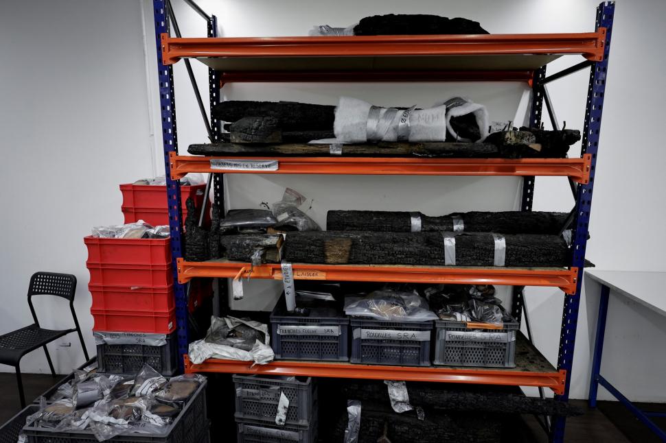 Depozitul misterios de la catedrala Notre Dame. Resturi carbonizate sunt ținute sub pază într-o locație secretă   938840