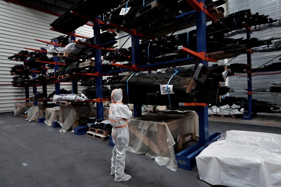 Depozitul misterios de la catedrala Notre Dame. Resturi carbonizate sunt ținute sub pază într-o locație secretă   938842