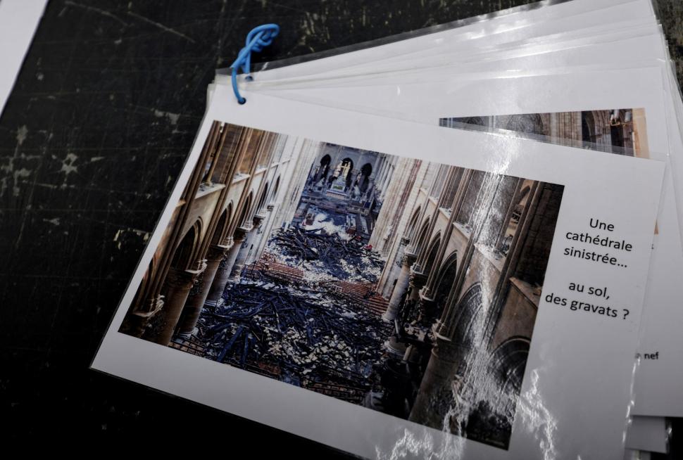 Depozitul misterios de la catedrala Notre Dame. Resturi carbonizate sunt ținute sub pază într-o locație secretă   938844