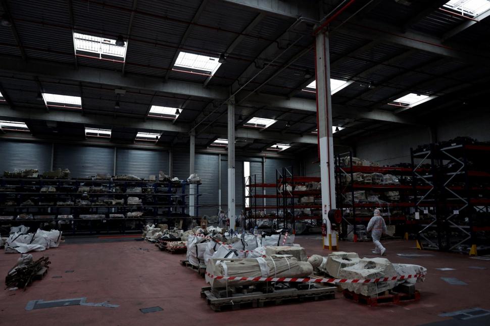 Depozitul misterios de la catedrala Notre Dame. Resturi carbonizate sunt ținute sub pază într-o locație secretă   938846