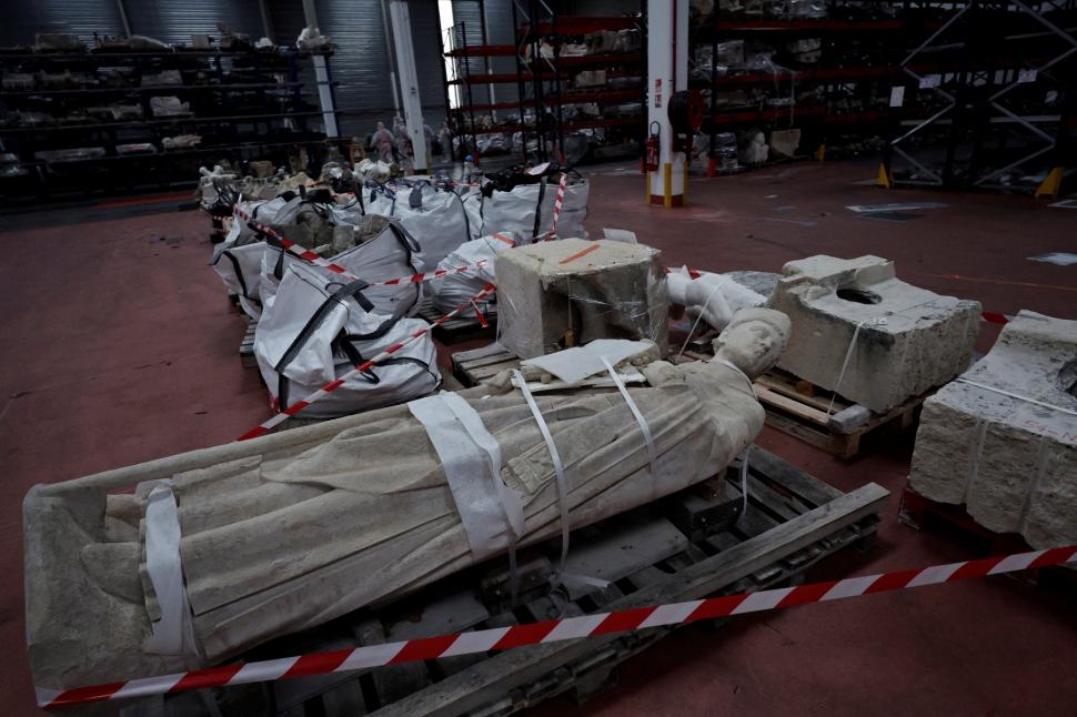 Depozitul misterios de la catedrala Notre Dame. Resturi carbonizate sunt ținute sub pază într-o locație secretă   938847