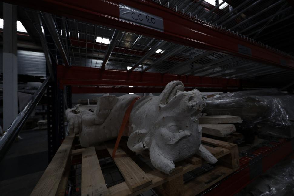 Depozitul misterios de la catedrala Notre Dame. Resturi carbonizate sunt ținute sub pază într-o locație secretă   938848