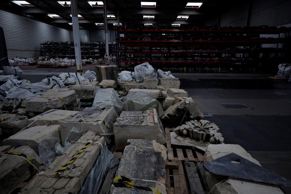 Depozitul misterios de la catedrala Notre Dame. Resturi carbonizate sunt ținute sub pază într-o locație secretă   938849