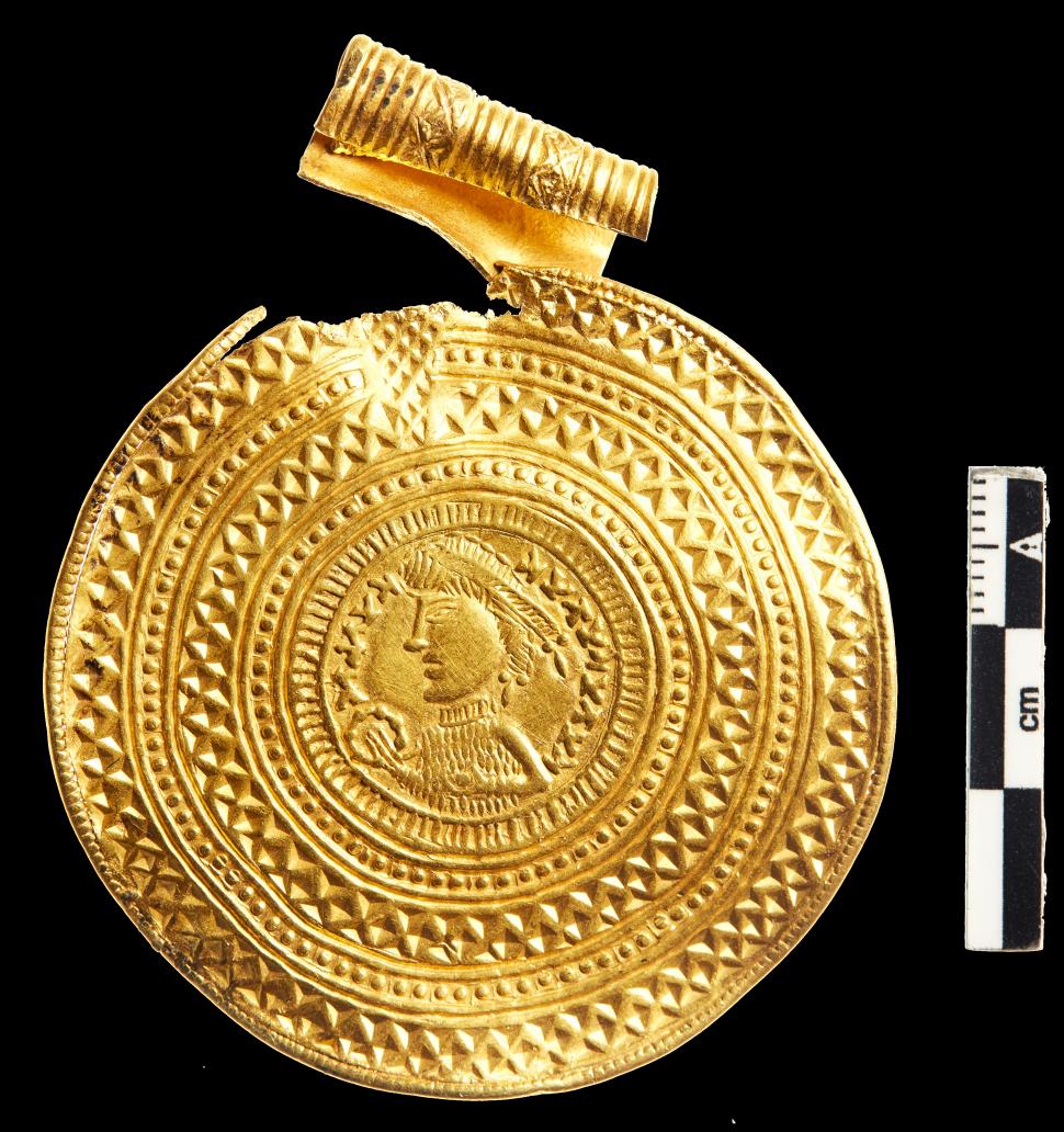 Descoperire arheologică rară: Artefacte valoroase, vechi de 1.500 de ani, au fost găsite sub casa unei căpetenii din Epoca Fierului 938810