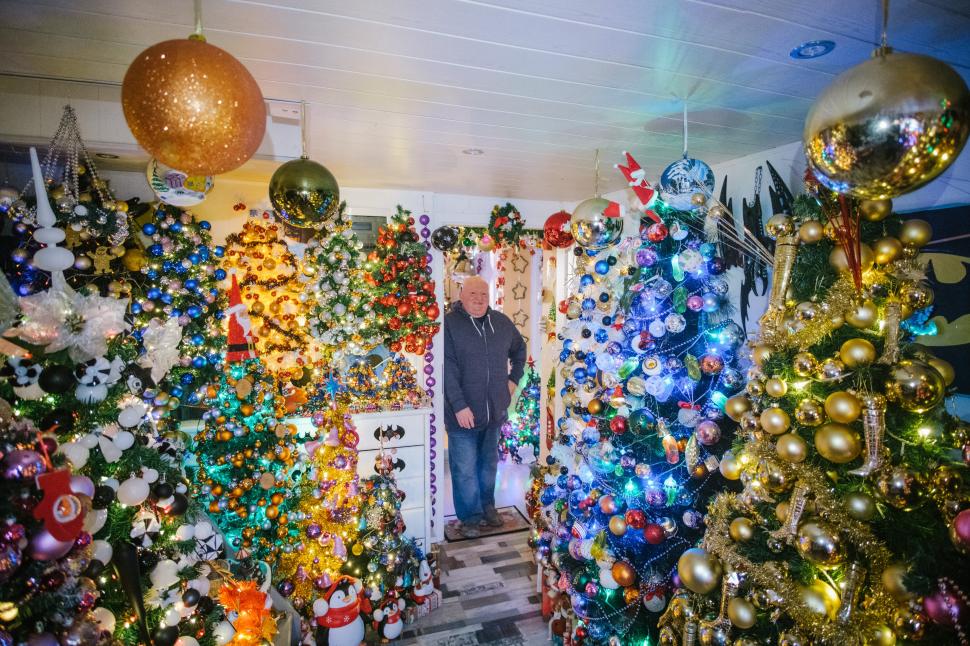 O familie din Germania și-a împodobit casa cu 600 de brazi de Crăciun: „Am mai construit o cameră, să avem mai mult spațiu” 938786