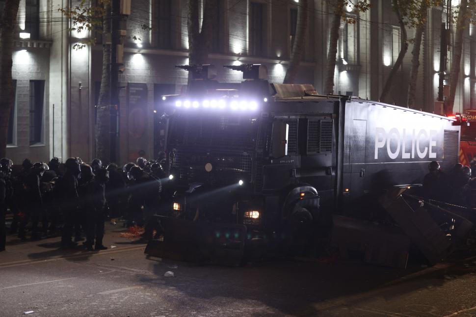 Proteste violente în Georgia. Mii de oameni au atacat Parlamentul cu pirotehnice și au ridicat baricade, poliția a dat cu lacrimogene 938736