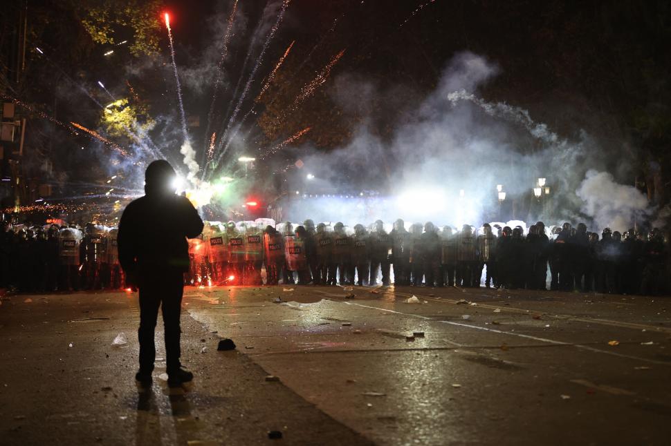 Proteste violente în Georgia. Mii de oameni au atacat Parlamentul cu pirotehnice și au ridicat baricade, poliția a dat cu lacrimogene 938737