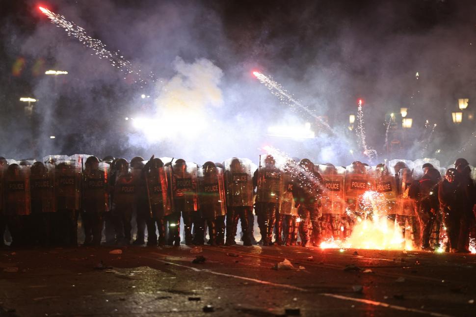 Proteste violente în Georgia. Mii de oameni au atacat Parlamentul cu pirotehnice și au ridicat baricade, poliția a dat cu lacrimogene 938738