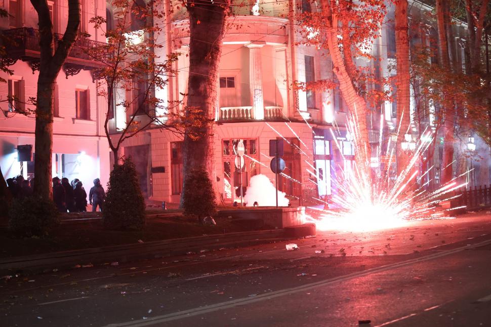 Proteste violente în Georgia. Mii de oameni au atacat Parlamentul cu pirotehnice și au ridicat baricade, poliția a dat cu lacrimogene 938739