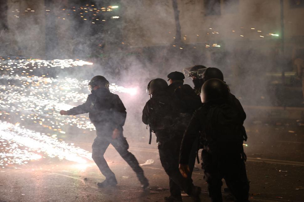 Proteste violente în Georgia. Mii de oameni au atacat Parlamentul cu pirotehnice și au ridicat baricade, poliția a dat cu lacrimogene 938743