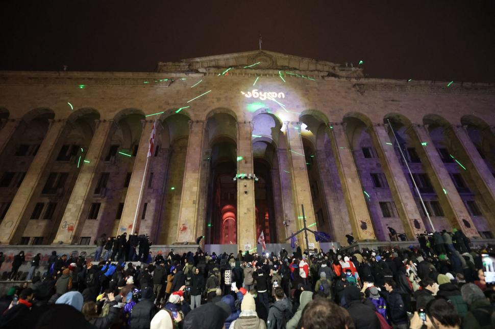 Proteste violente în Georgia. Mii de oameni au atacat Parlamentul cu pirotehnice și au ridicat baricade, poliția a dat cu lacrimogene 938745