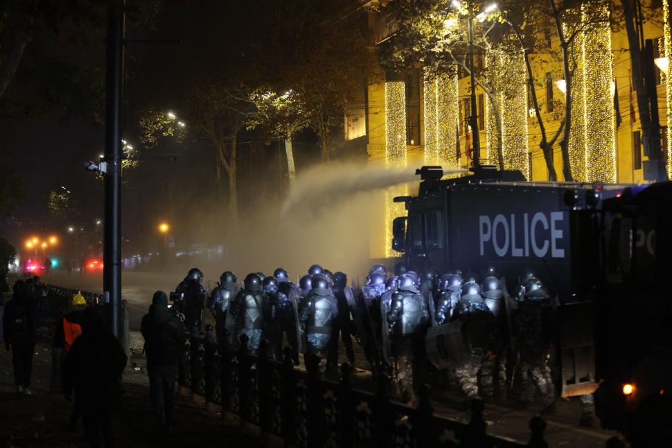 Proteste violente în Georgia. Mii de oameni au atacat Parlamentul cu pirotehnice și au ridicat baricade, poliția a dat cu lacrimogene 938746