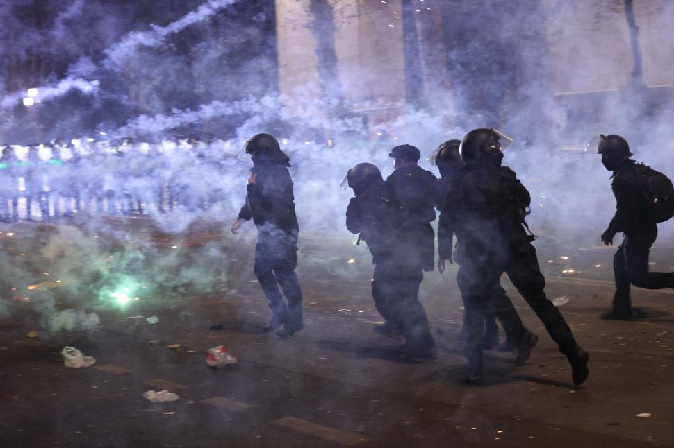 Proteste violente în Georgia. Mii de oameni au atacat Parlamentul cu pirotehnice și au ridicat baricade, poliția a dat cu lacrimogene 938748