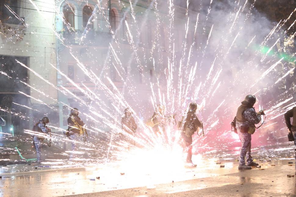 Proteste violente în Georgia. Mii de oameni au atacat Parlamentul cu pirotehnice și au ridicat baricade, poliția a dat cu lacrimogene 938753