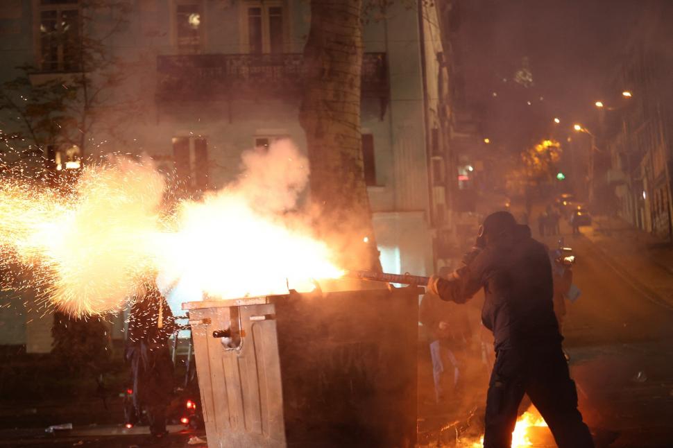 Proteste violente în Georgia. Mii de oameni au atacat Parlamentul cu pirotehnice și au ridicat baricade, poliția a dat cu lacrimogene 938754