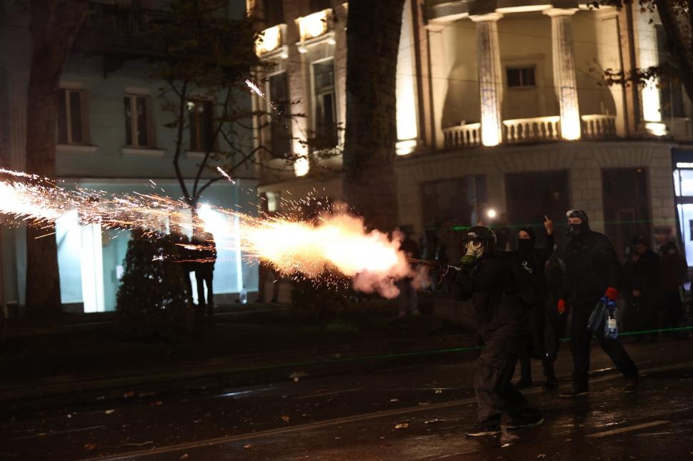 Proteste violente în Georgia. Mii de oameni au atacat Parlamentul cu pirotehnice și au ridicat baricade, poliția a dat cu lacrimogene 938755