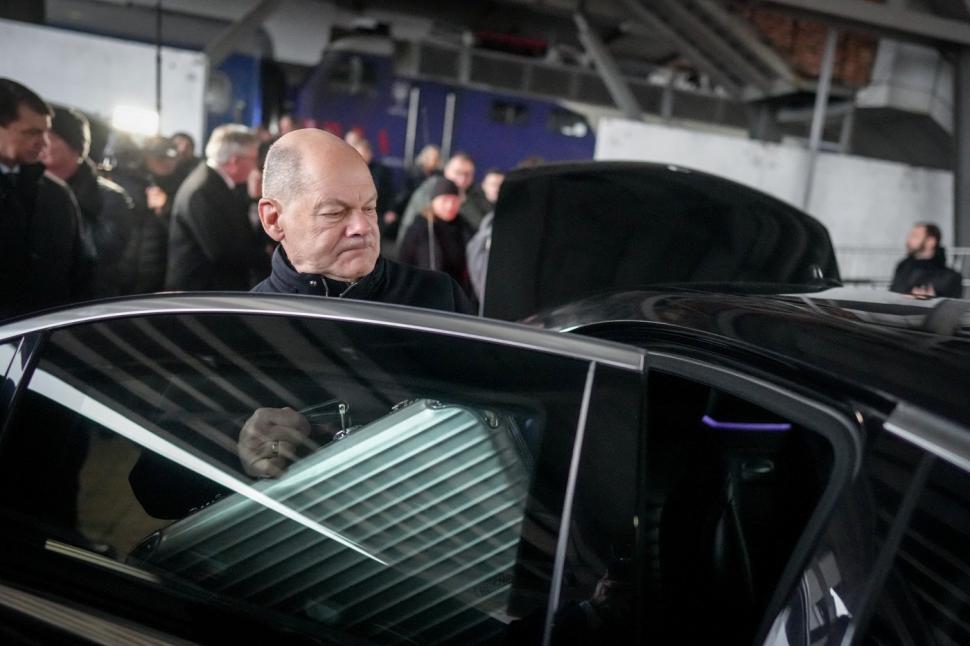 Scholz a venit la Kiev cu o servietă misterioasă pe care a ținut-o mereu cu el 938793