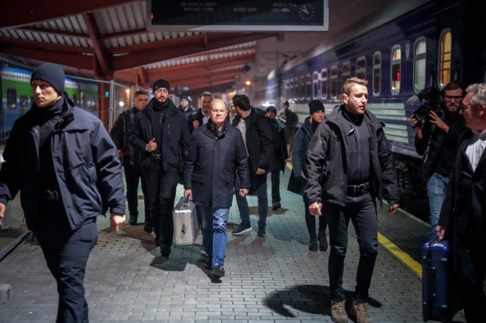 Scholz a venit la Kiev cu o servietă misterioasă pe care a ținut-o mereu cu el 938804