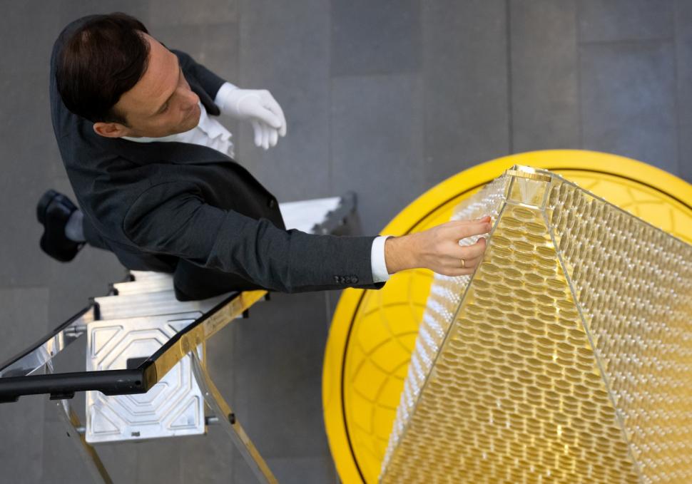 Cel mai scump brad de Crăciun din Europa, făcut din peste 2.000 de monede de aur, este estimat la 2,3 mil. de euro. Unde poate fi văzut 939118