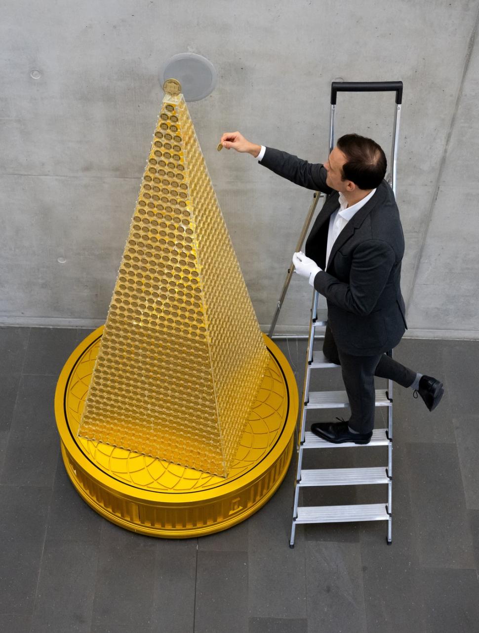 Cel mai scump brad de Crăciun din Europa, făcut din peste 2.000 de monede de aur, este estimat la 2,3 mil. de euro. Unde poate fi văzut 939120