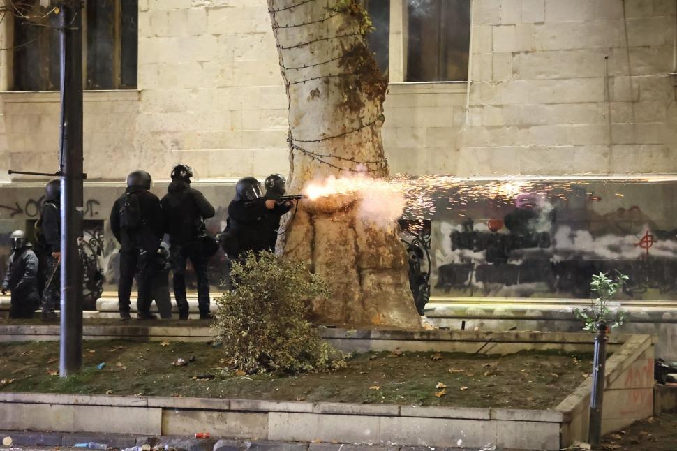 Imagini incredibile din Georgia. Protestele sunt reprimate cu gaze lacrimogene și tunuri cu apă. Sunt zeci de răniți 939032