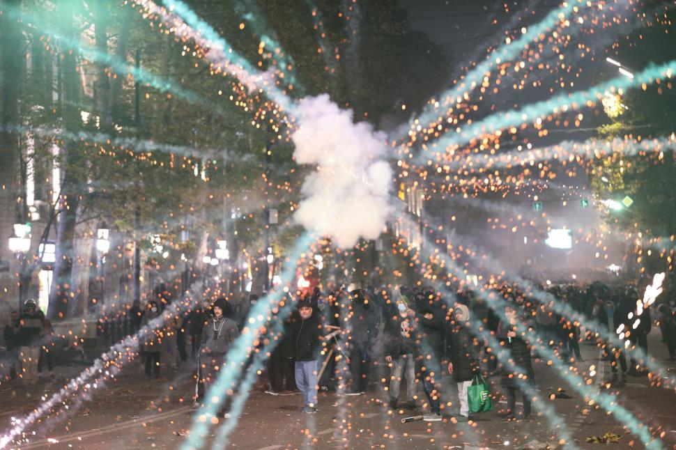 Imagini incredibile din Georgia. Protestele sunt reprimate cu gaze lacrimogene și tunuri cu apă. Sunt zeci de răniți 939063