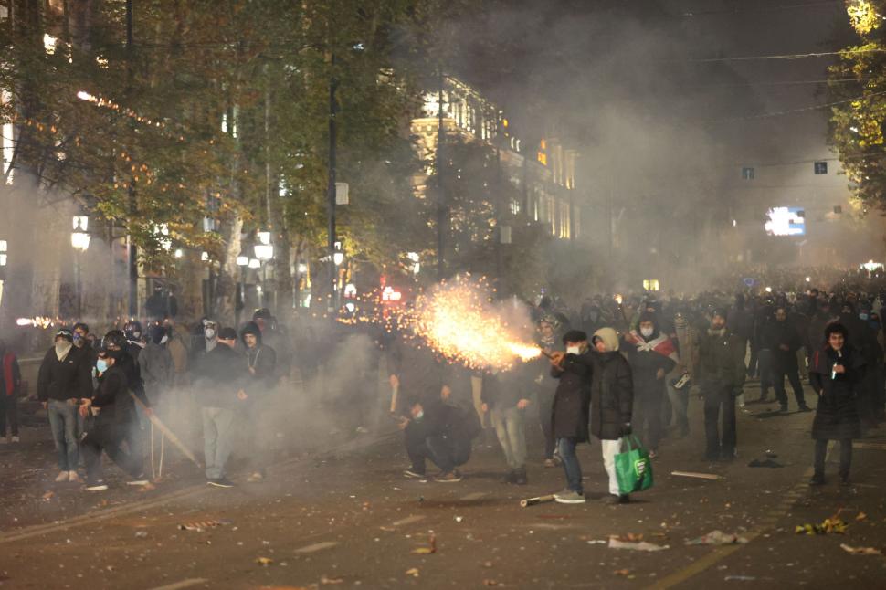 Imagini incredibile din Georgia. Protestele sunt reprimate cu gaze lacrimogene și tunuri cu apă. Sunt zeci de răniți 939064