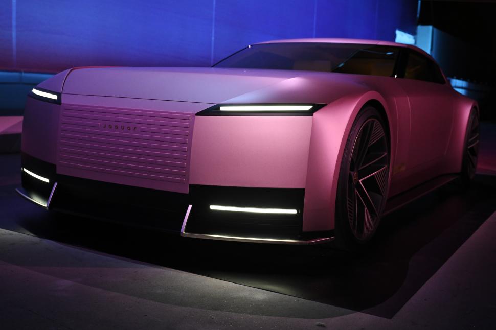 Jaguar a lansat un nou concept de maşină electrică: Nu are lunetă și nici oglinzi  938932