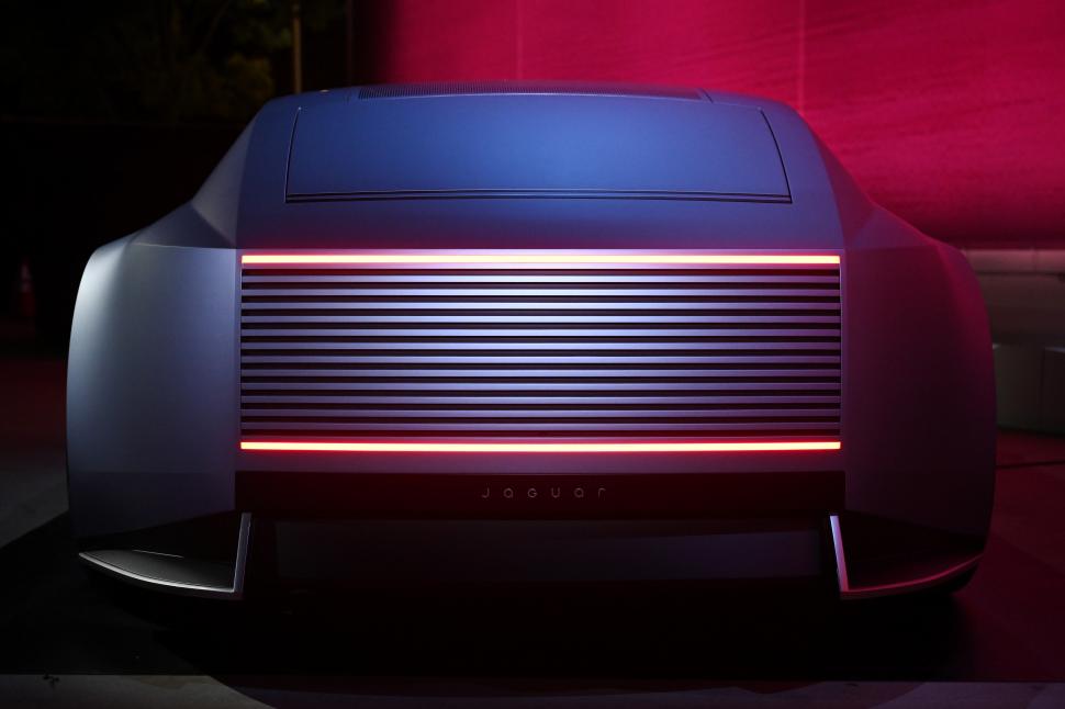 Jaguar a lansat un nou concept de maşină electrică: Nu are lunetă și nici oglinzi  938934