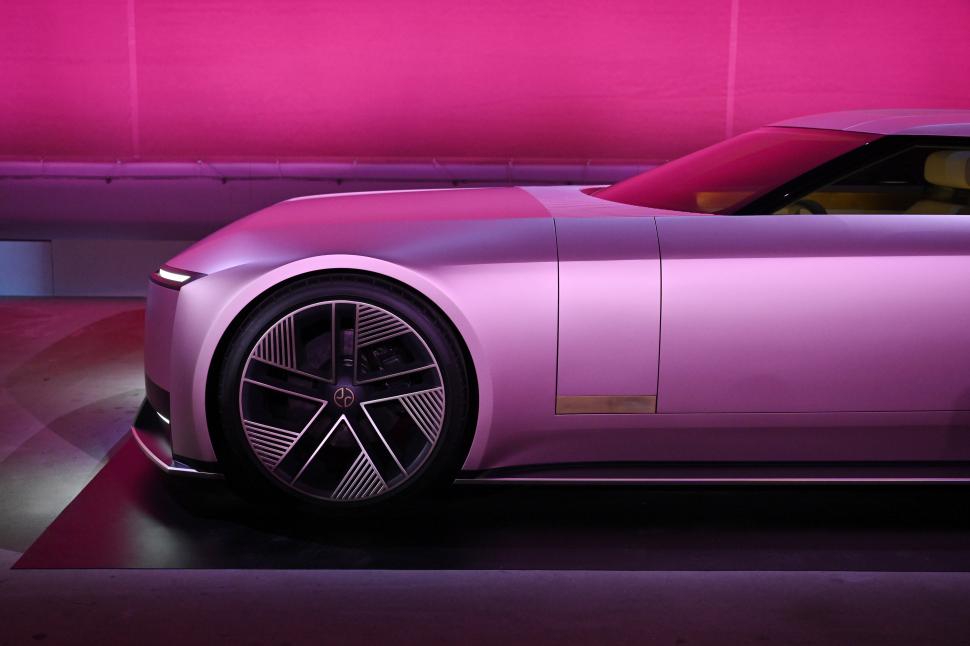 Jaguar a lansat un nou concept de maşină electrică: Nu are lunetă și nici oglinzi  938935