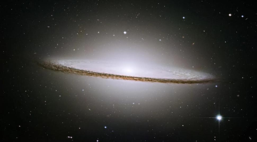 Telescopul NASA a surprins o imagine nouă cu o galaxie studiată de sute de ani. A fost denumită „sombrero” dar arată foarte diferit 938951