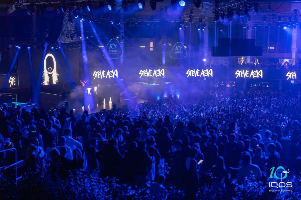 IQOS a celebrat un deceniu de inovație cu un spectacol exploziv alături de Steve Aoki 939225