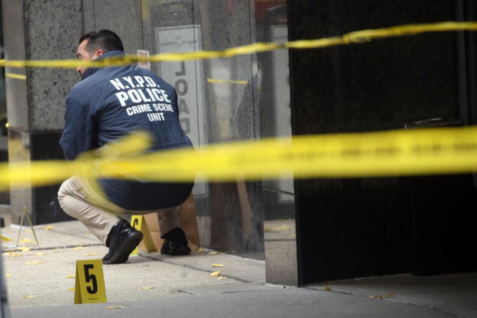 CEO-ul unui gigant al asigurărilor de sănătate a fost asasinat pe o stradă din New York. Pe cartușele gloanțelor erau scrise 3 cuvinte 939517