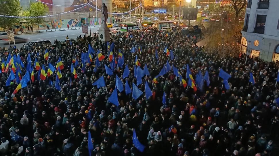Mii de români au strigat „Libertate" în Piața Universității 939576